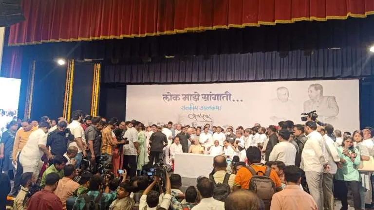 કાર્યકર્તાઓએ પવારને પોડિયમ પર ઘેરી લીધા હતા અને તેમને વિનંતી કરી હતી કે તેઓ એનસીપીનું મુખ્ય પદ ન છોડે.