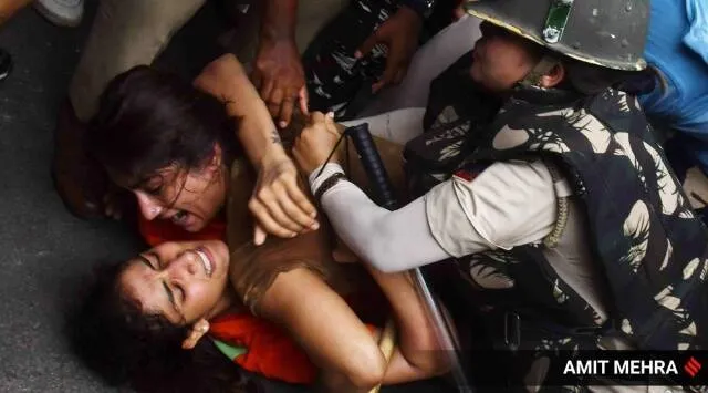 સંગીતા ફોગાટ અને વિનેશ ફોગટની પોલીસે અટકાયત કરી છે.<br />
