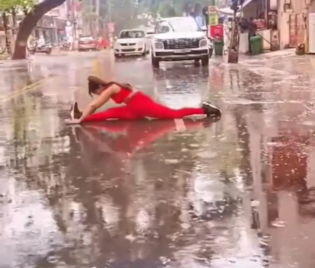 rajkot yoga trainer shoot video on road