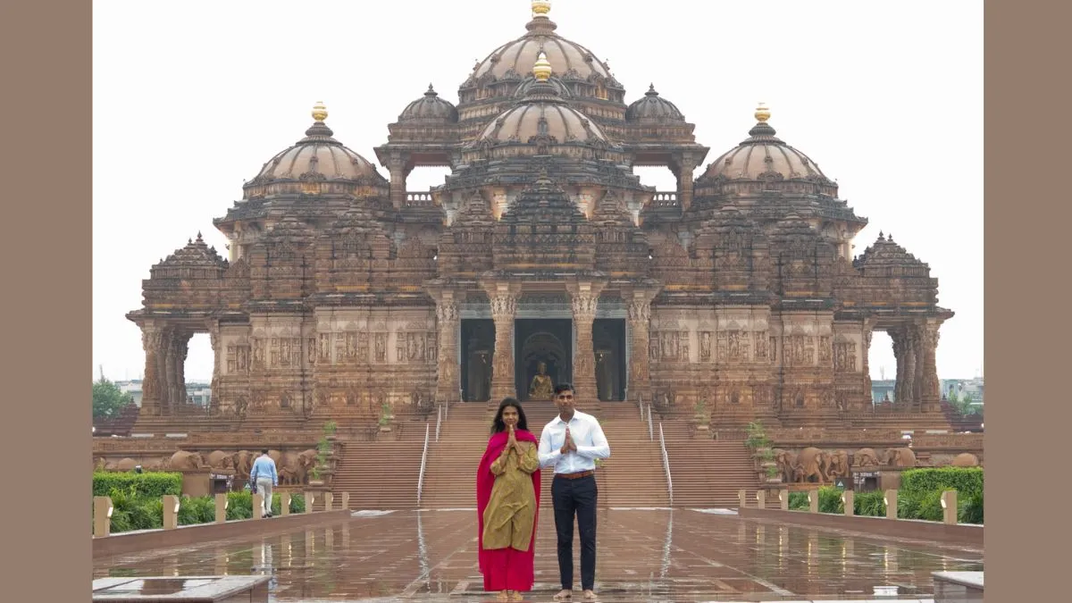 busy schedule of the G20 Summit, both Prime Minister of the UK, Rishi Sunak, and his wife took time to have darshan at<br />
Akshardham, New Delhi, 2023