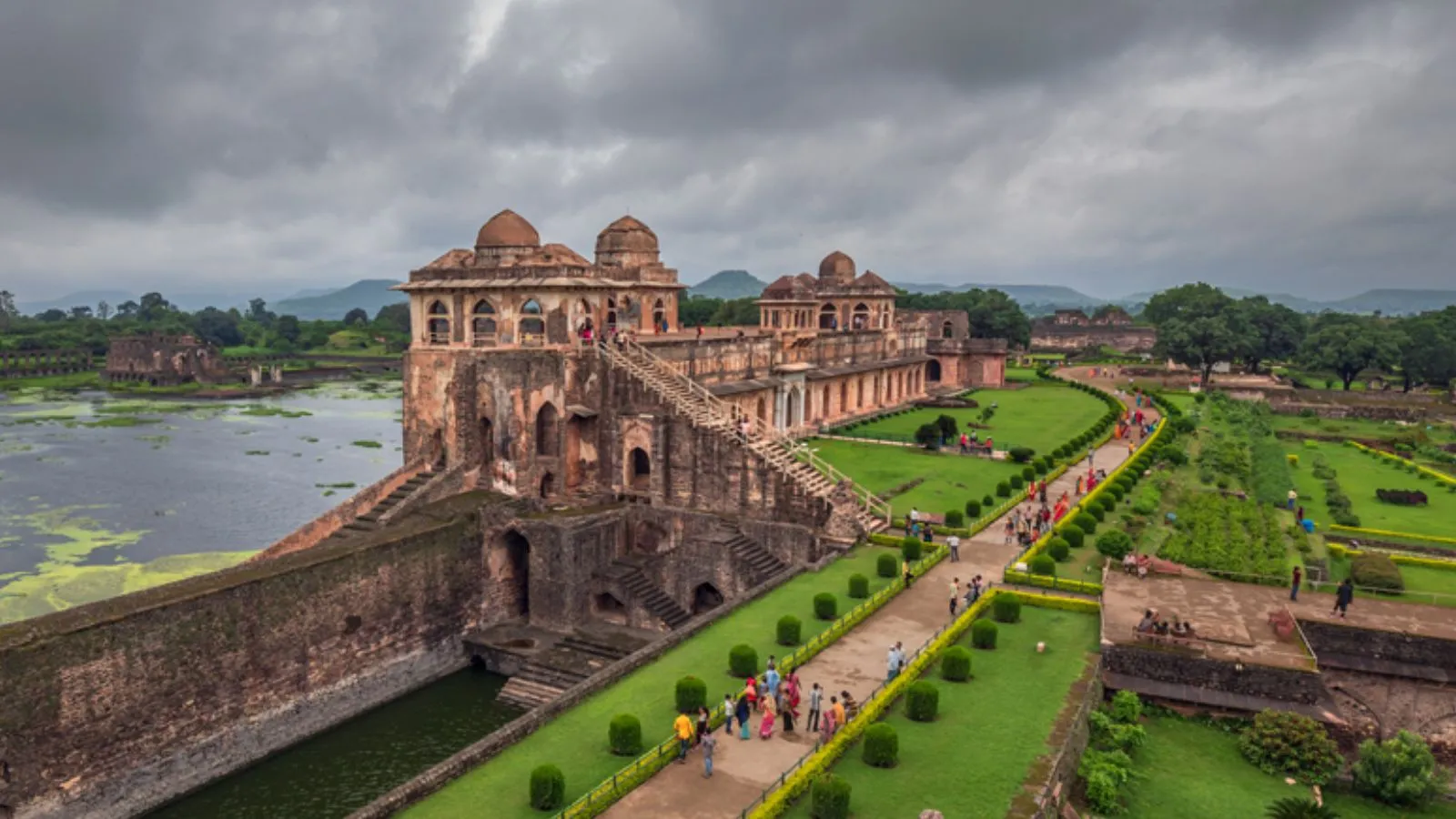 Mandu famous tourist places | Mandu | famous tourist places near gujarat | famous tourist places madhya pradesh | famous tourist places in summer | summer vacation places in india | madhya pradesh famous tourist places