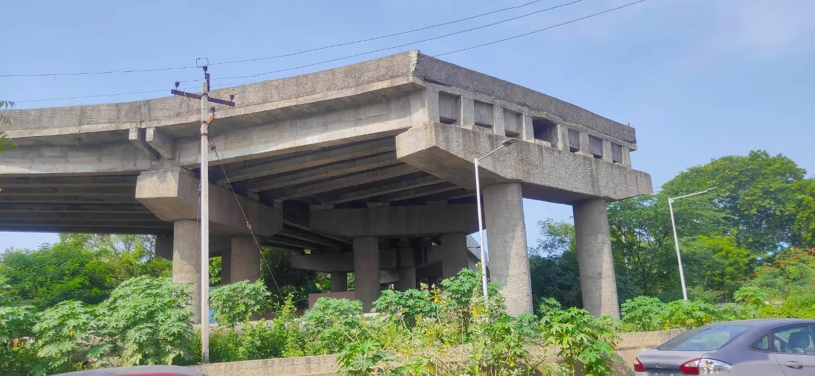 மேலும் இந்த பாலமானது கட்டப்பட்டு பழங்காநத்தம் செல்லும் வழி முழுமையாக முடிக்கப்பட்ட போதிலும் "Y" வடிவில் ஆண்டாள்புரத்ததை இணைப்பதற்கான பாதை முழுவதுமாக கட்டப்படாமல் அறை குறையாக கைவிடப்பட்ட நிலையில் உள்ளது.  அந்த முழுவதுமாக கட்டப்படாத இடம் குடி மகன்களின் கூடாரமகவும் மாறிவிட்டது.