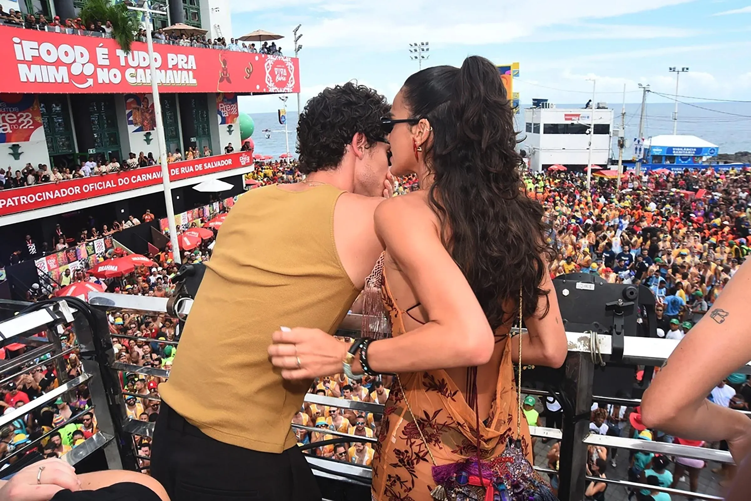Shawn Mendes e Bruna Marquezine curtem trio de Ivete em Salvador