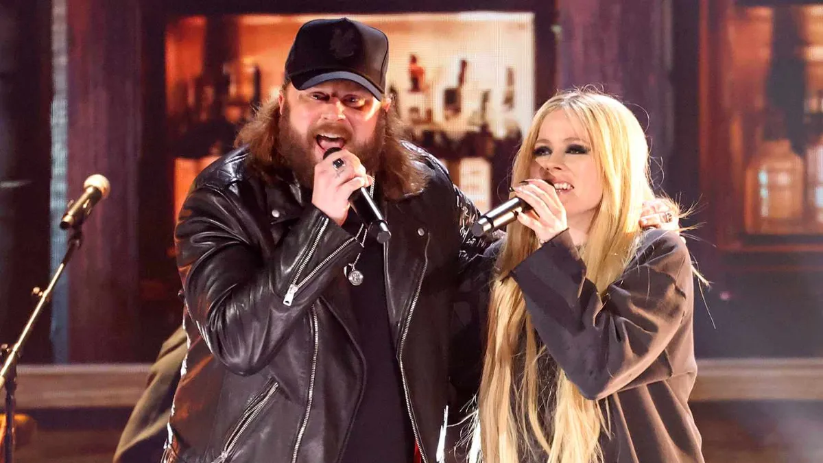 Avril Lavigne Bulletproof ACM Awards