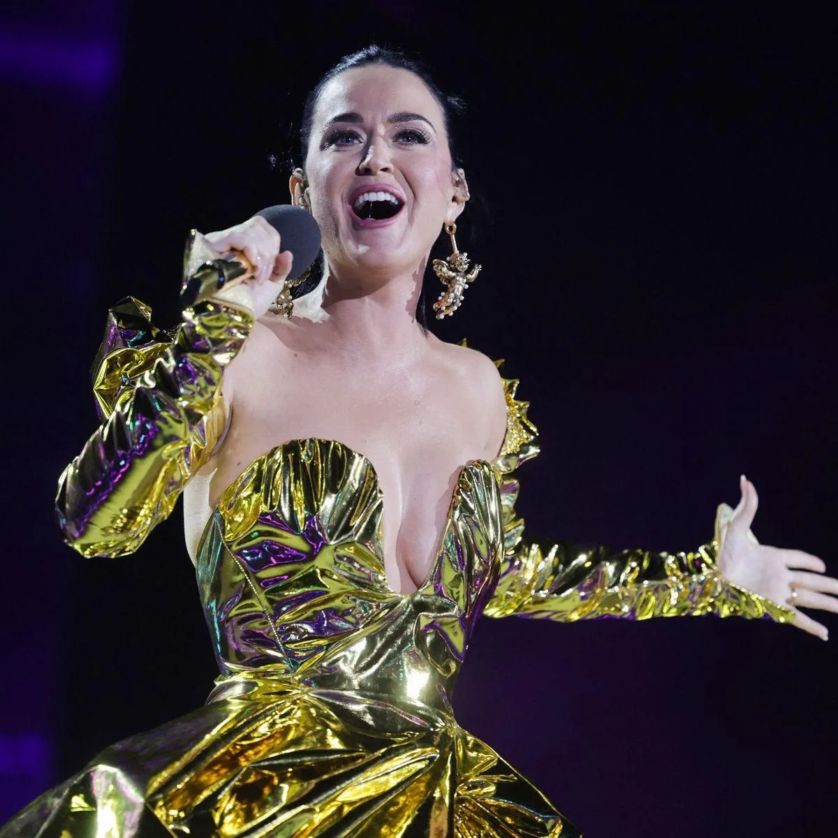 Katy Perry raises eyebrows with 'awkward' lyric at King's Coronation  concert - Irish Mirror Online