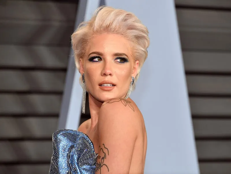 halsey rocks the blonde bombshell look at the 2018 vanity fair oscar party