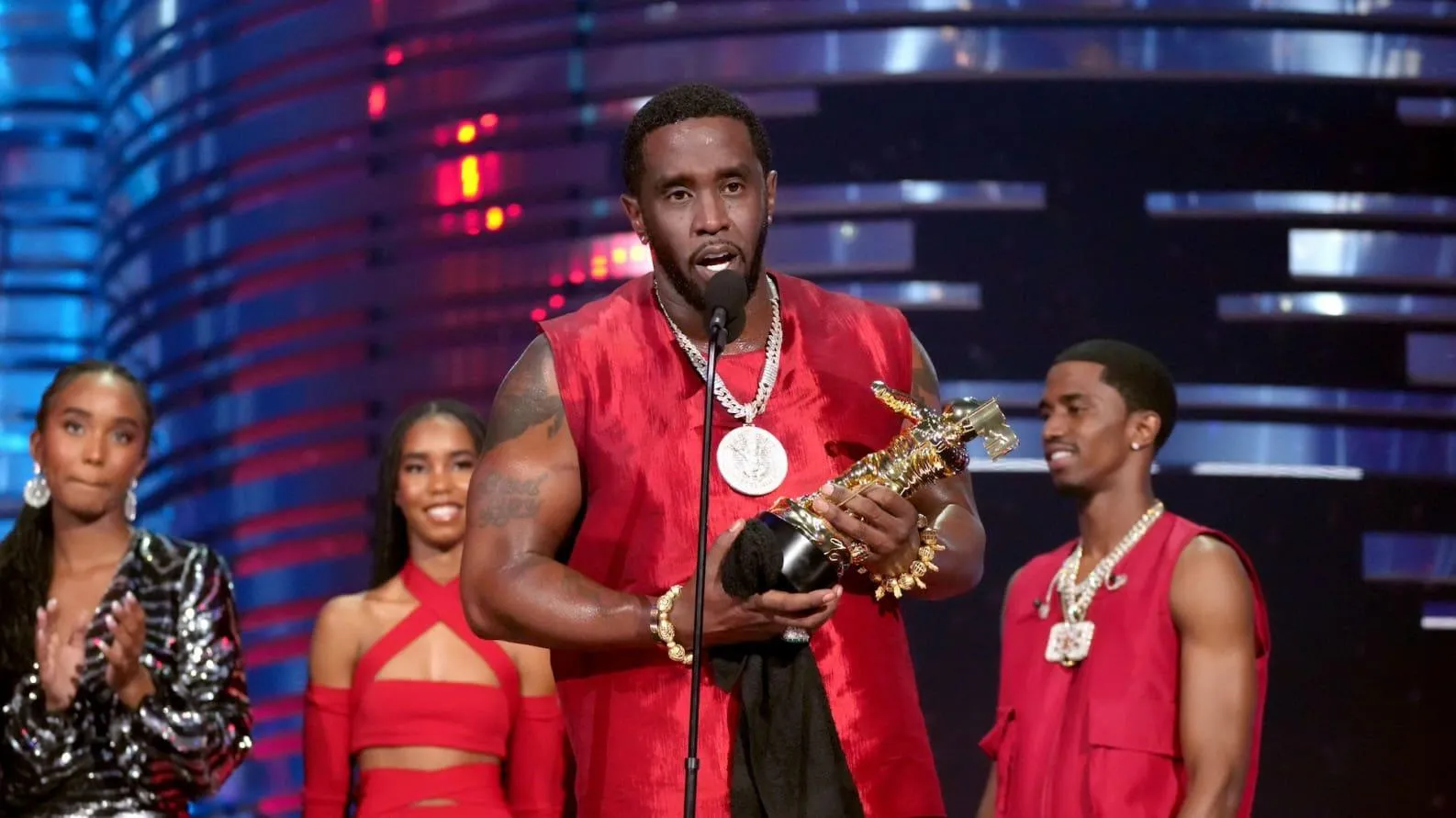 Diddy accepts Global Icon Award and performs at 2023 MTV VMAs
