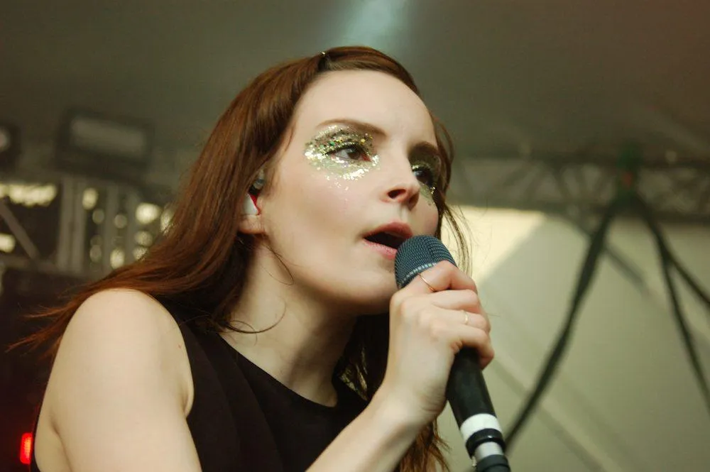 Lauren Mayberry Teases New Solo Album Vicious Creature, Shares New Single  &ldquo;Something In The Air&rdquo; - mxdwn Music