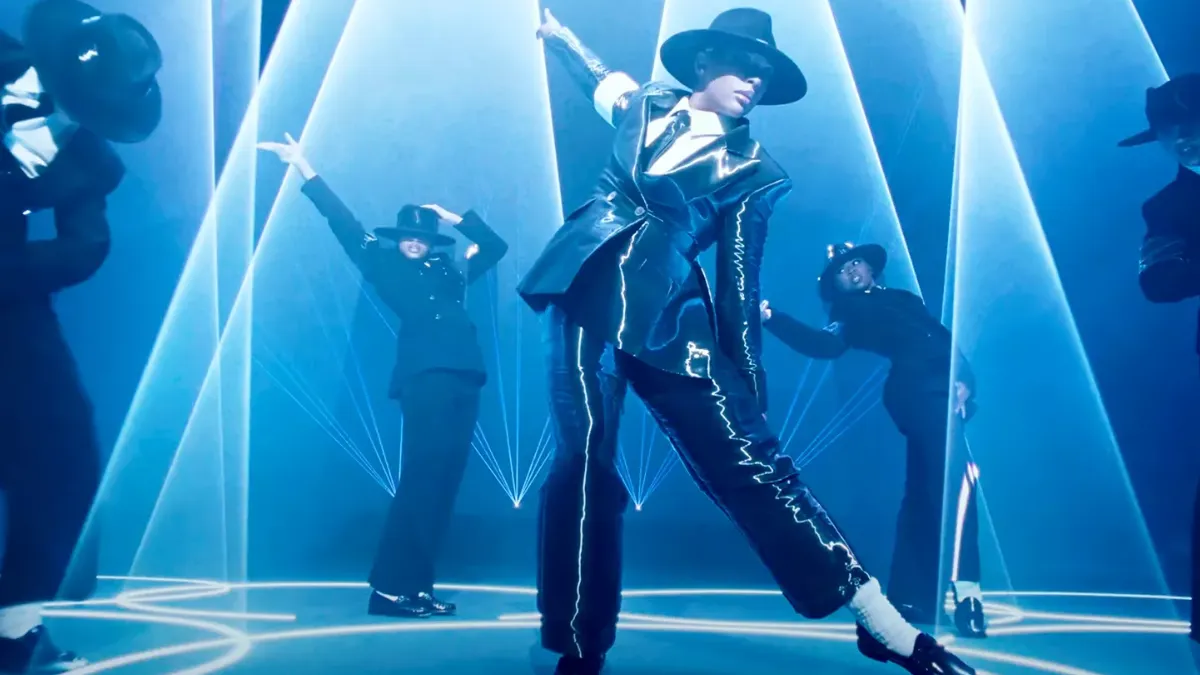 Victoria Mon&eacute;t Alright Video