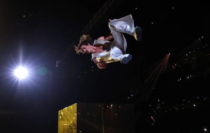 Fans react to Benson Boone pulling off his trademark overhead flip at 2024  MTV EMAs