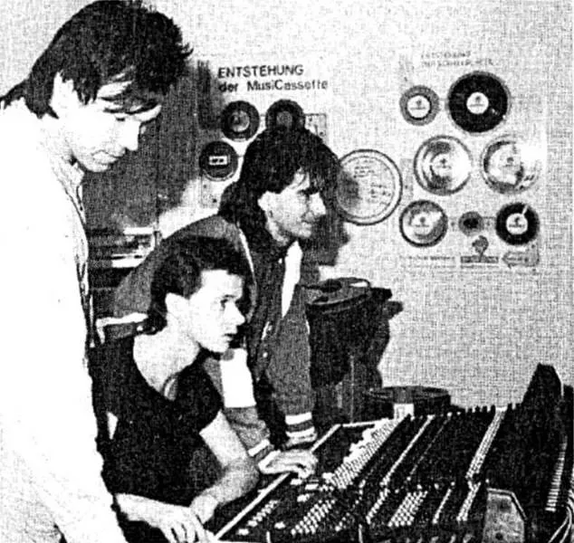 Music sleuths solve mystery behind 'most famous song on the internet' |  Daily Mail Online