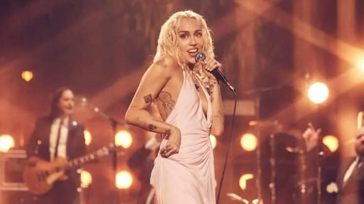 Miley Cyrus'dan mesajlarla dolu 