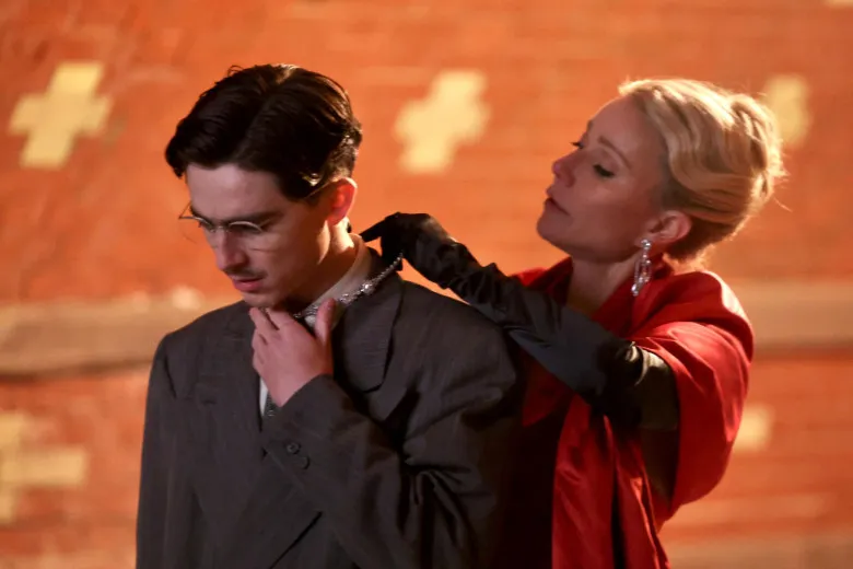 GALERIE FOTO: Gwyneth Paltrow, sărut pasional cu Timothee Chalamet, pe  platourile de la „Marty Supreme”