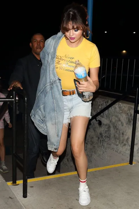 Leg, Thigh, Fashion, Human leg, Footwear, Human body, Joint, Trunk, T-shirt, Fun, 