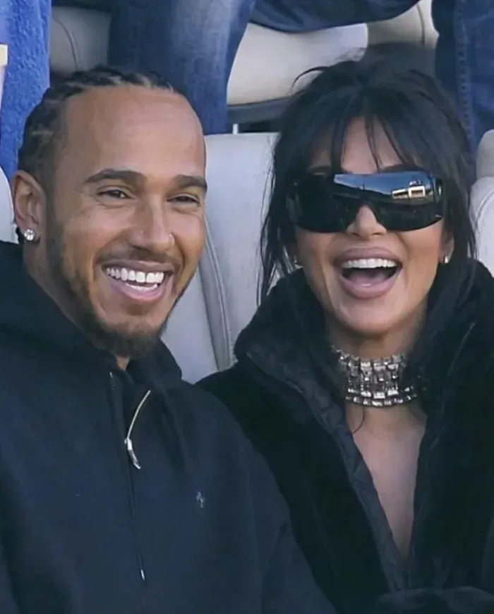 UITGEBOWL - Lovebirds Kim Kardashian and Lewis Hamilton look diep verlief  at Super Bowl