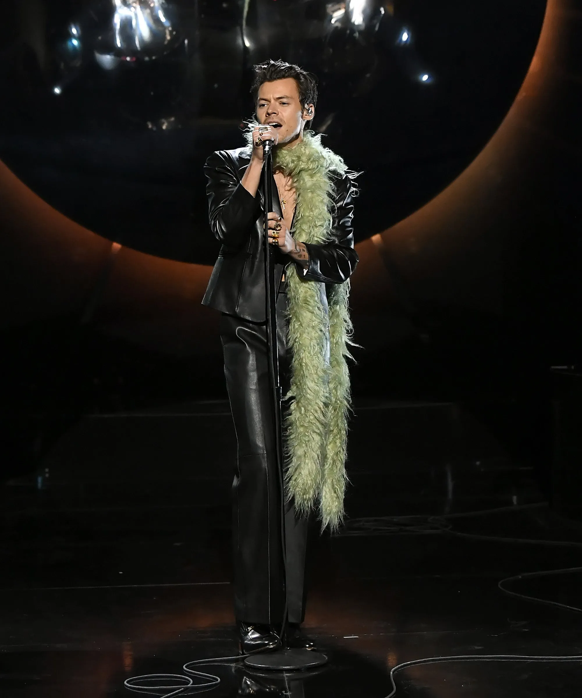 Harry Styles 2021 Grammys Looks Included 2 Boas