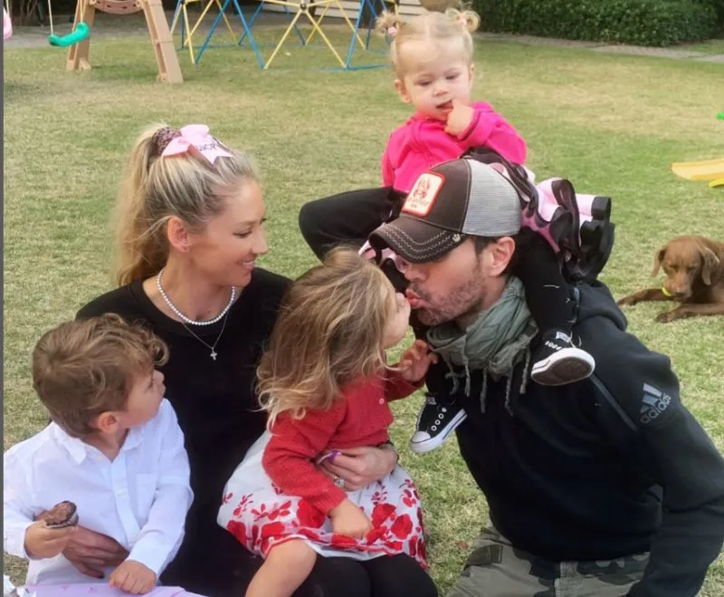 Tennis ace Anna Kournikova and singer Enrique Iglesias expecting fourth baby !