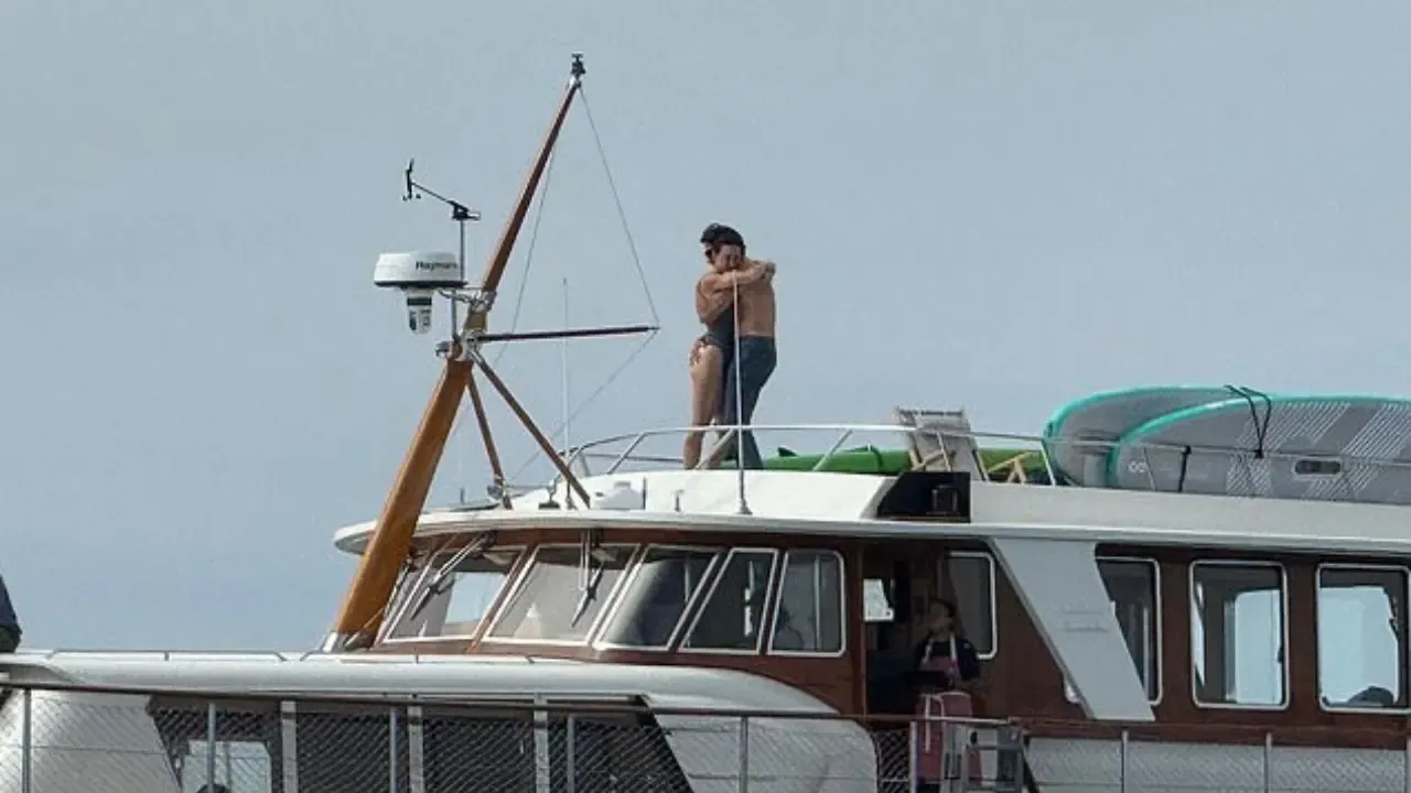 Picture of Justin Trudeau and Katy Perry kissing on a yacht goes viral