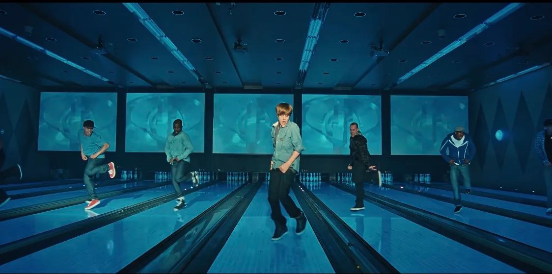 🎤🎳🇺🇸 Justin Bieber went back to the bowling alley where &ldquo;Baby&rdquo; was made  15 years ago &mdash; and sang the song right on the lanes, reliving the moment  that launched his entire