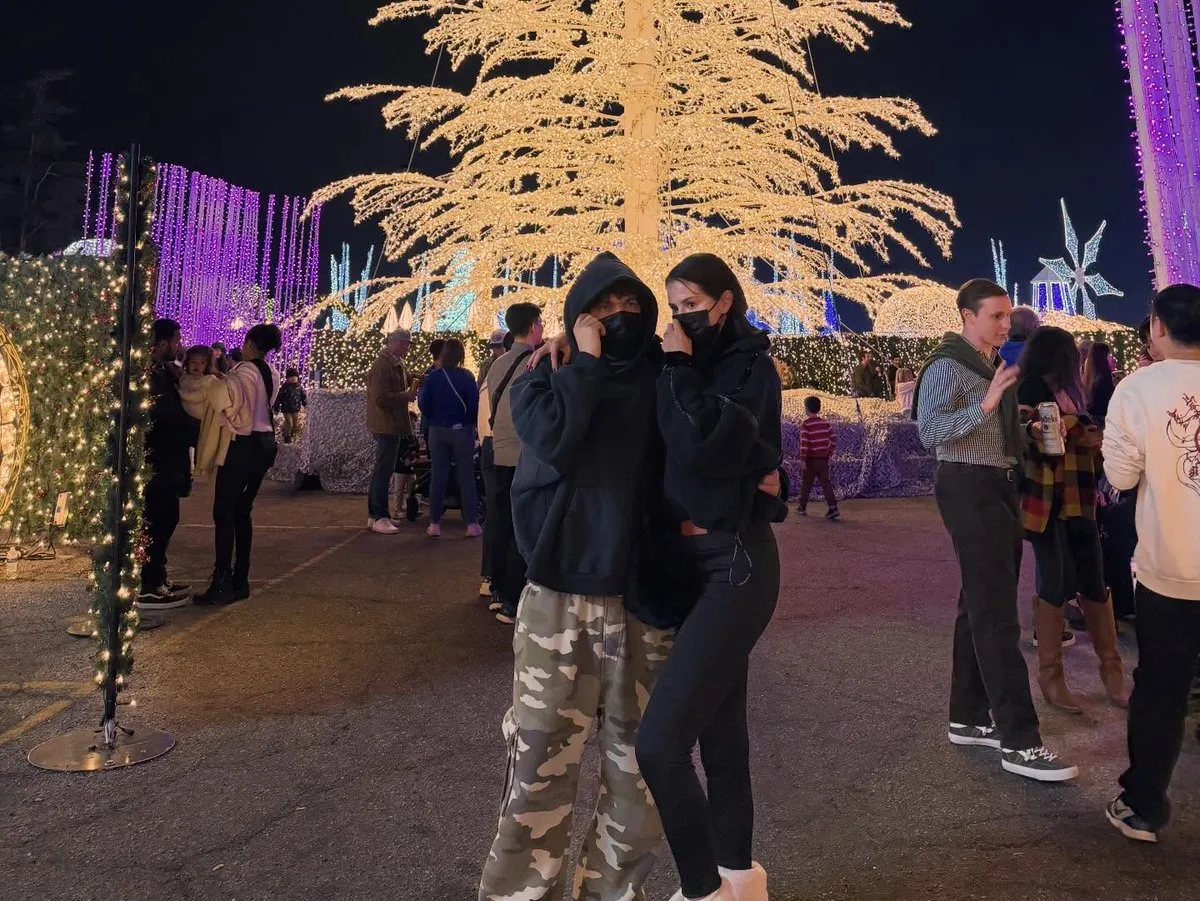 Selena Gomez with her husband Benny Blanco at Enchant Christmas in Los  Angeles Selena Gomez con su esposo Benny Blanco en el Enchant Christmas en  Los &Aacute;ngeles