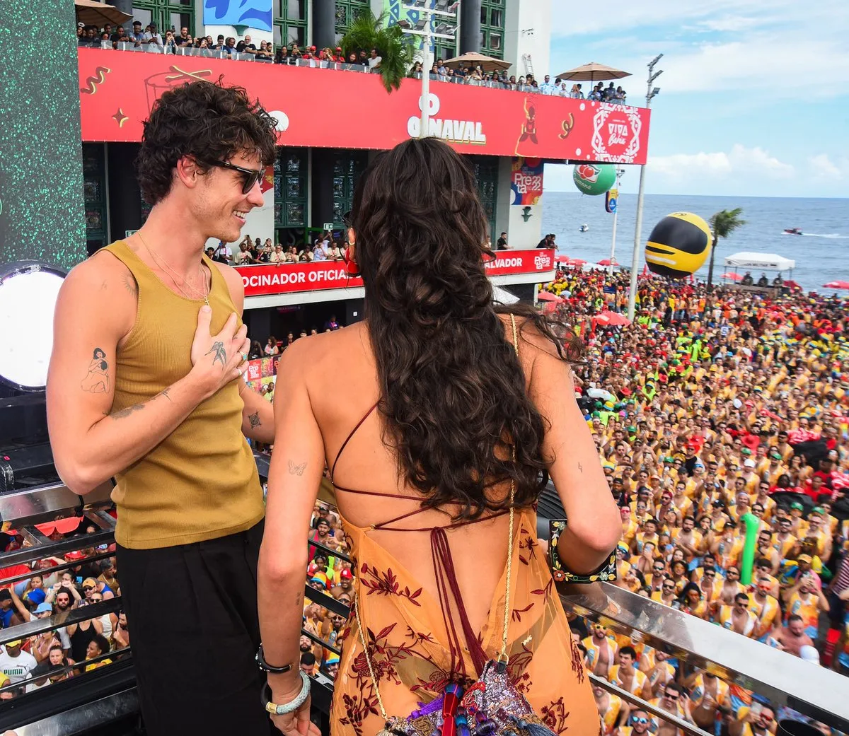 Viciados em viver e amar: Shawn Mendes e Bruna Marquezine apareceram no  Circuito Barra-Ondina, em Salvador, na tarde deste s&aacute;bado (14). O cantor  canadense e a atriz brasileira, que est&atilde;o de love