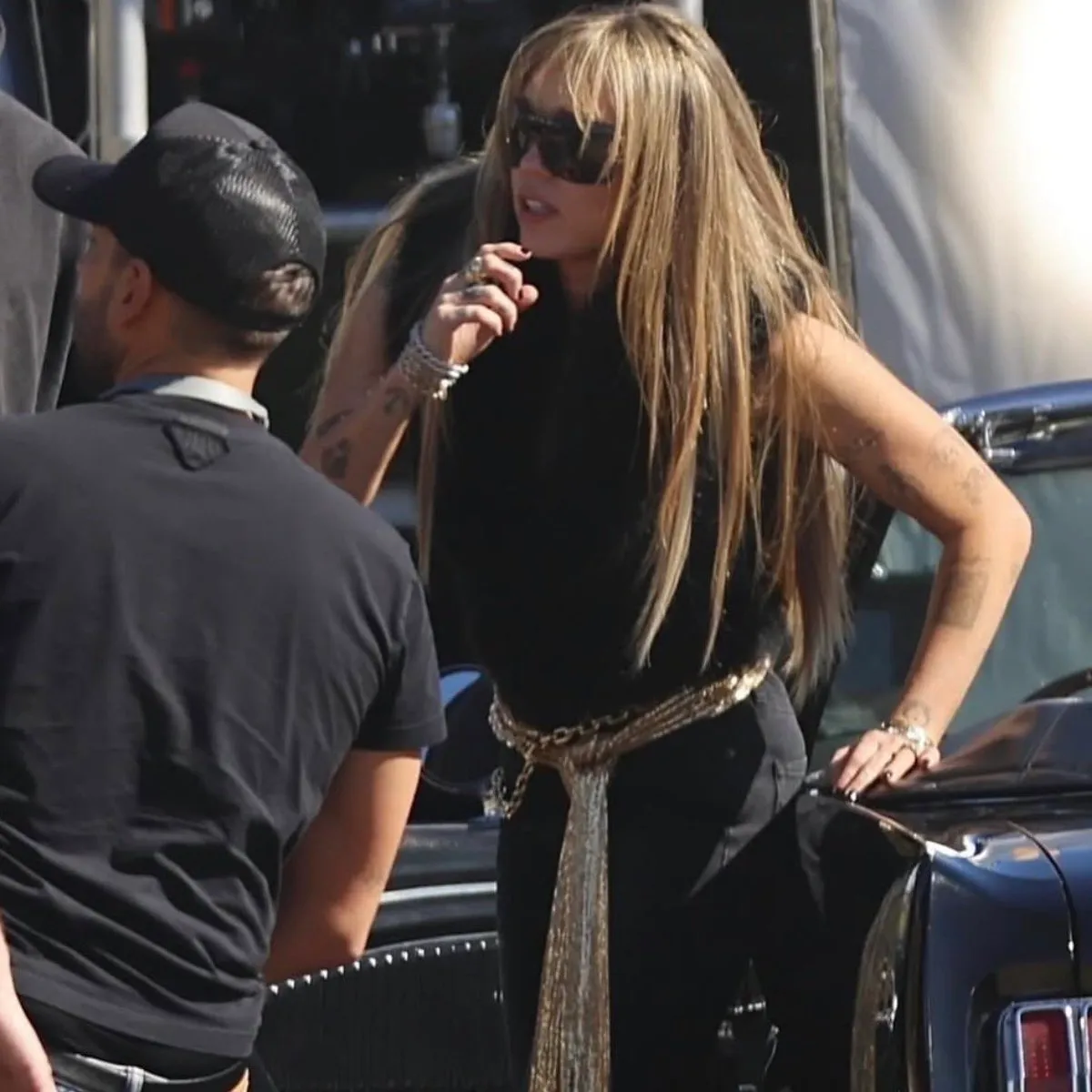 Miley Cyrus spotted wearing the Hannah Montana wig on the set of a secret  project