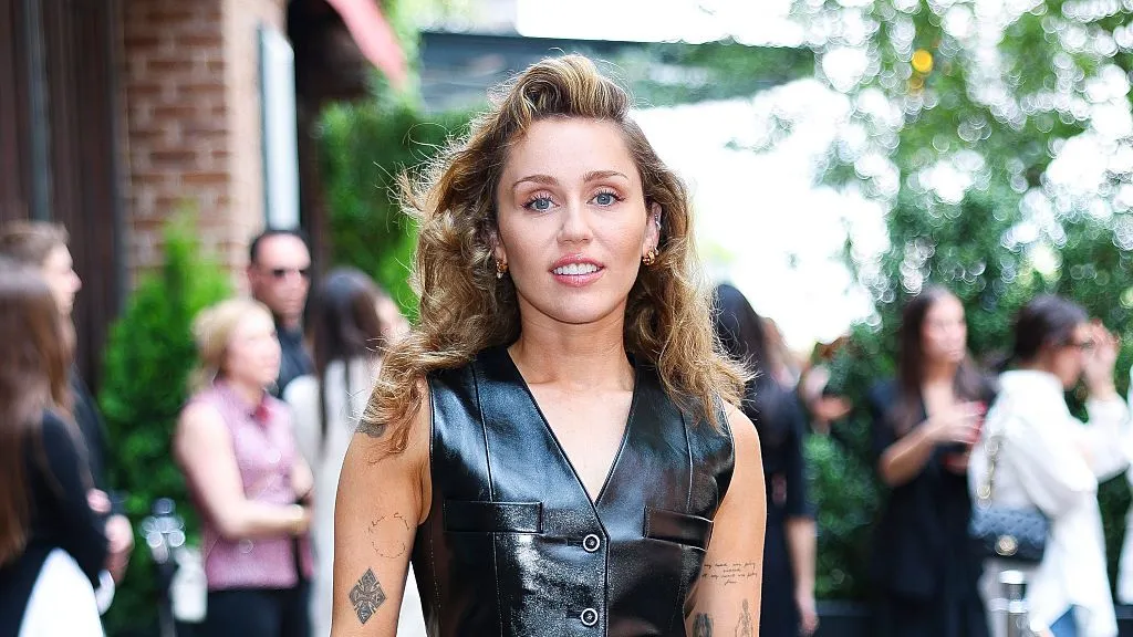 Es muy dif&iacute;cil mantener la sobriedad": Miley Cyrus explica por qu&eacute; no  quiere ir de gira | Vanity Fair