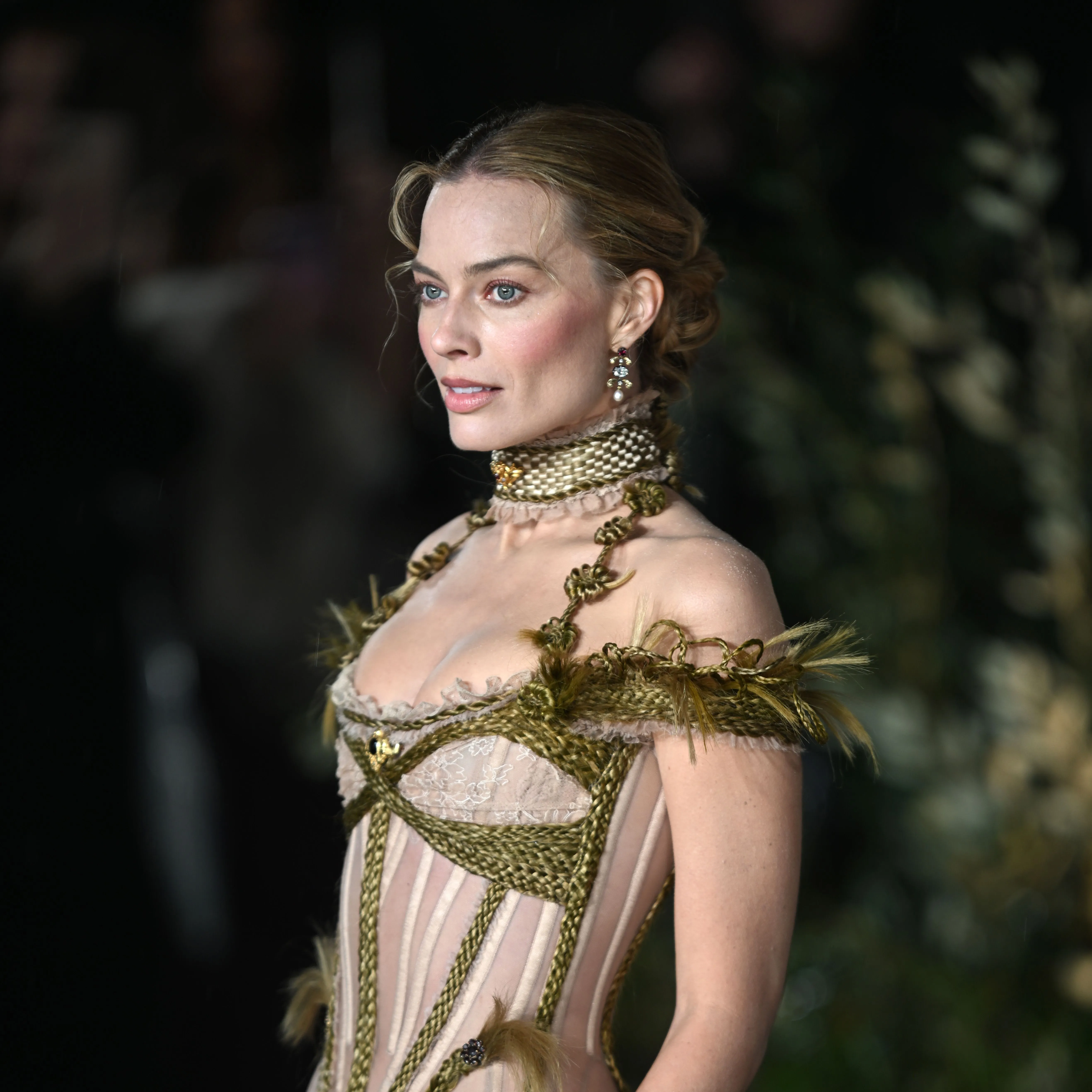 Margot Robbie Wears A Replica Of Charlotte Bront&euml;'s Mourning Bracelet To  The 'Wuthering Heights' London Premiere | British Vogue