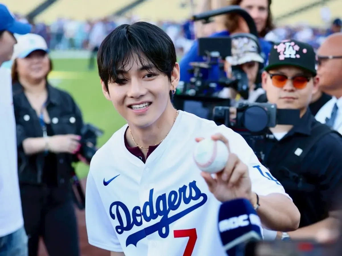 BTS member V makes history! K-pop idol throws his first pitch at Dodger  Stadium | Watch