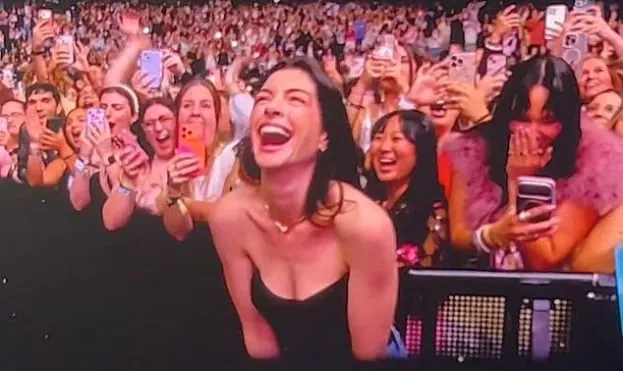 Anne Hathaway “arrested” at Sabrina Carpenter concert