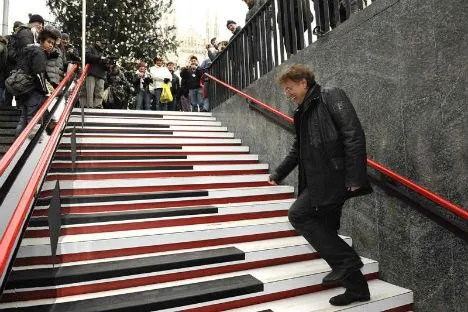 https://weburbanist.com/wp-content/uploads/2012/03/musical-graffiti-piano-stairs-2.jpg
