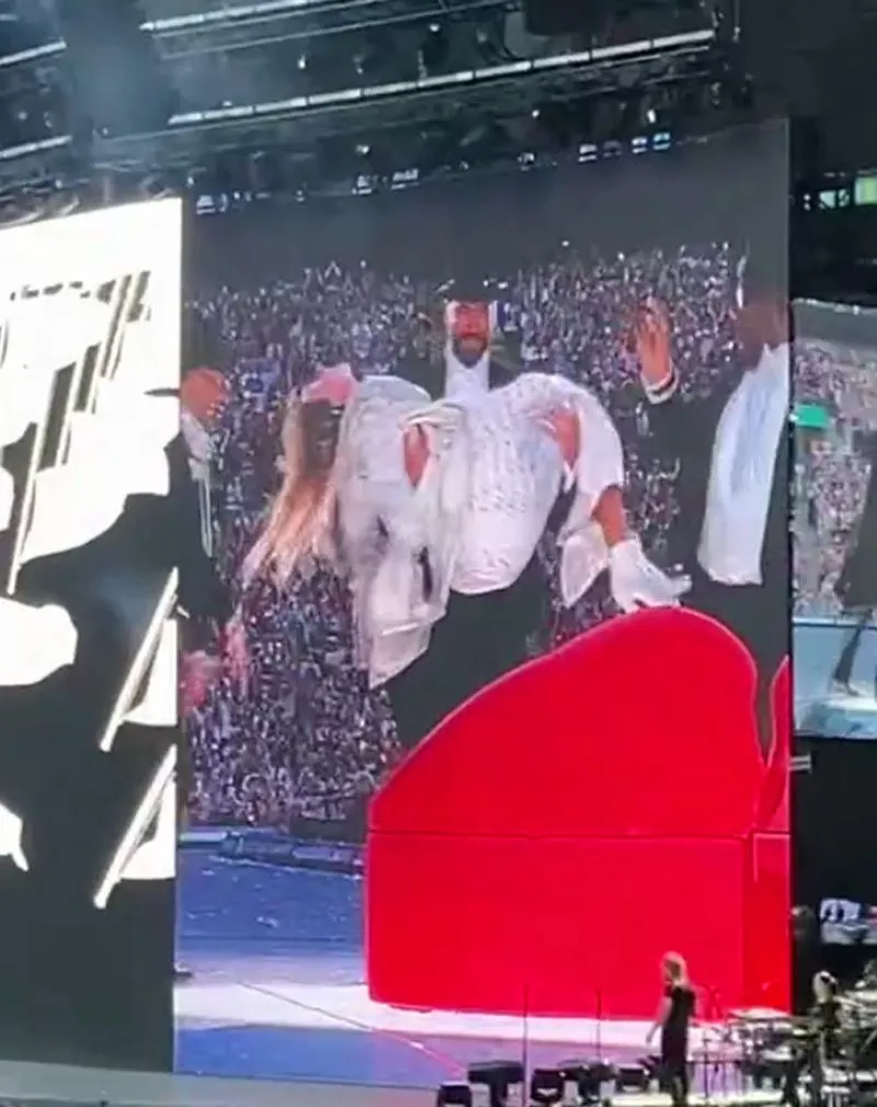 Travis Kelce Taylor Swift Onstage