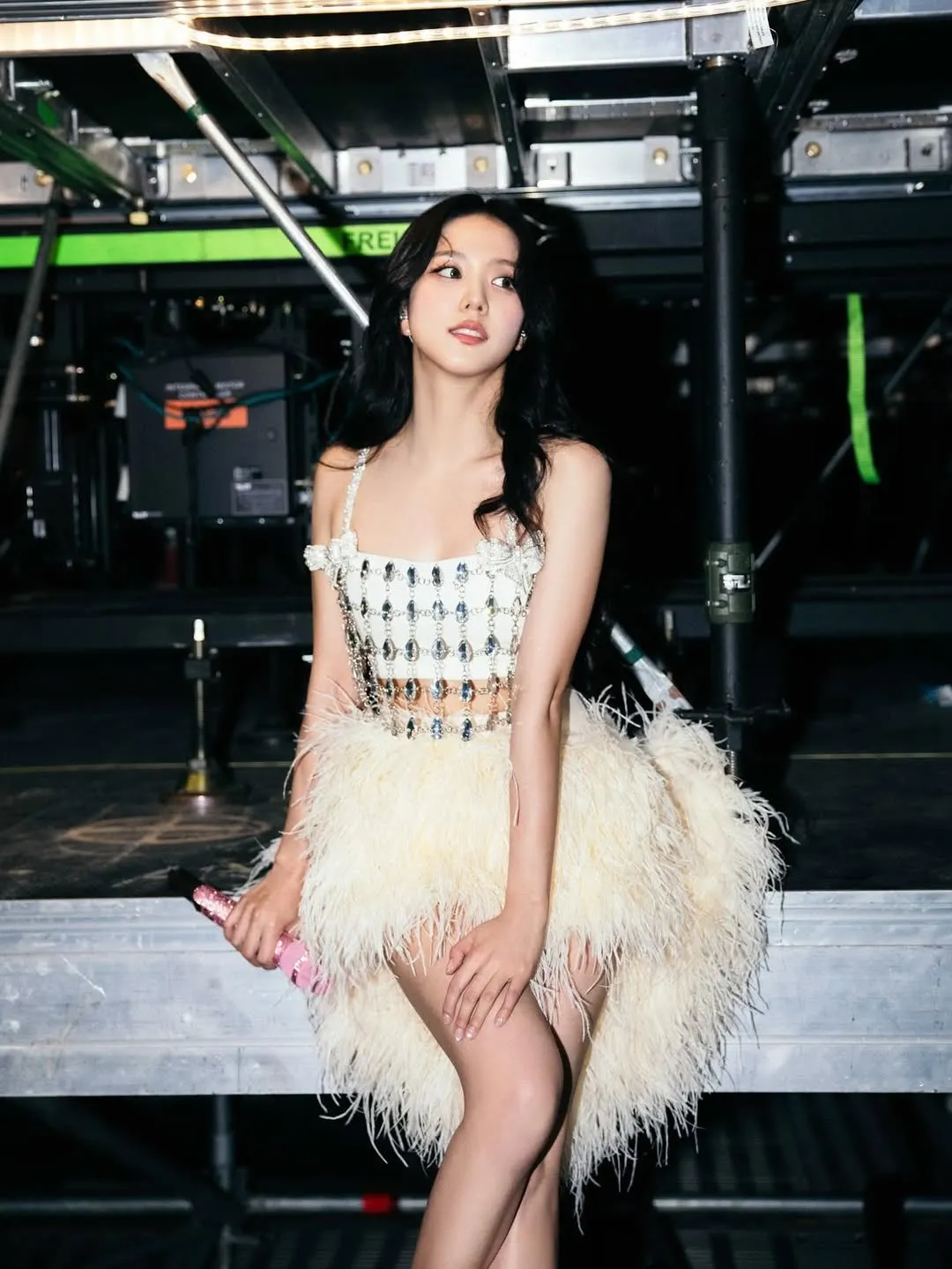 Jisoo Shines in Self-Portrait on BLACKPINK's Deadline Tour