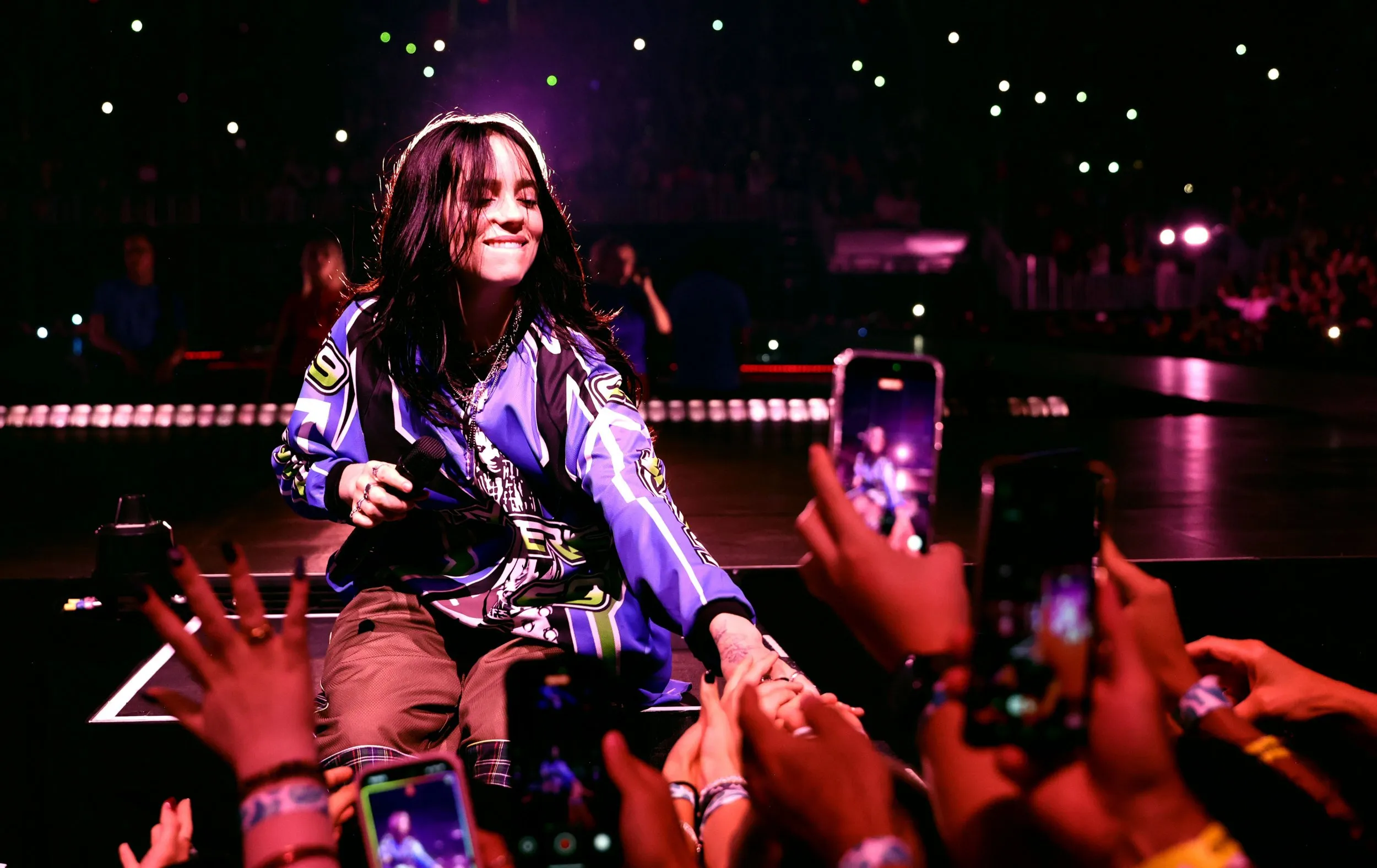 Billie Eilish violently pulled into crowd at Miami concert | Metro News