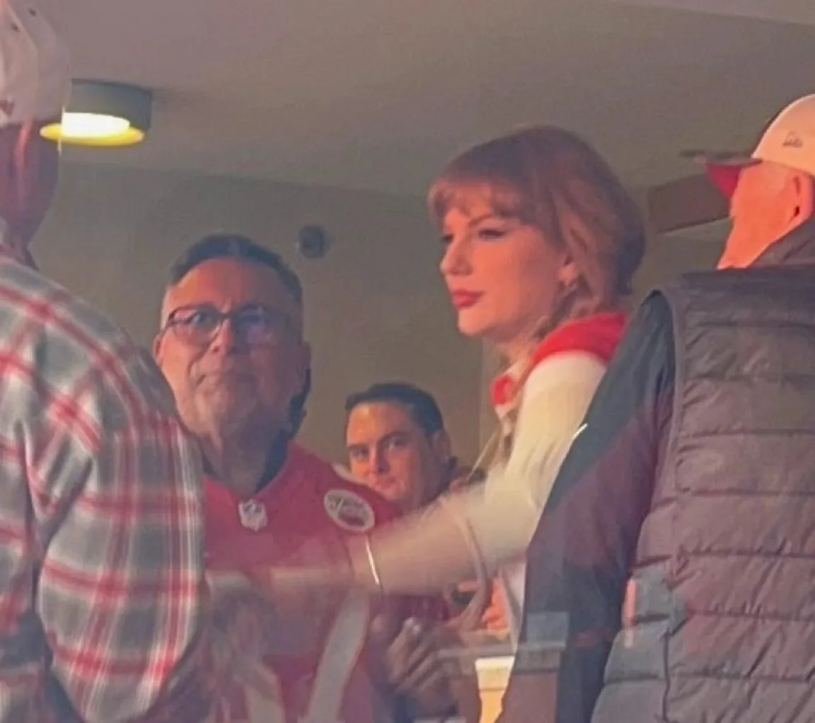 Taylor Swift cuddles up to fiancé Travis Kelce during low-key dinner after  Chiefs vs. Colts game