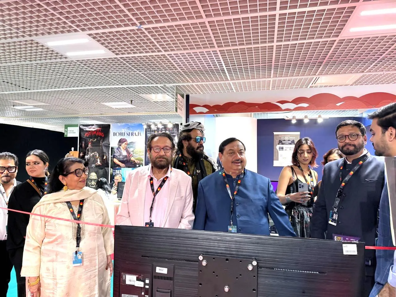 Ms. Sushama Shiromanee (Senior Vice President, IMPPA), Mr. Shekhar Kapur, Mr. Tinu Verma (Vice President, IMPPA), Mr. Abhay Sinha (President, IMPPA), with guests