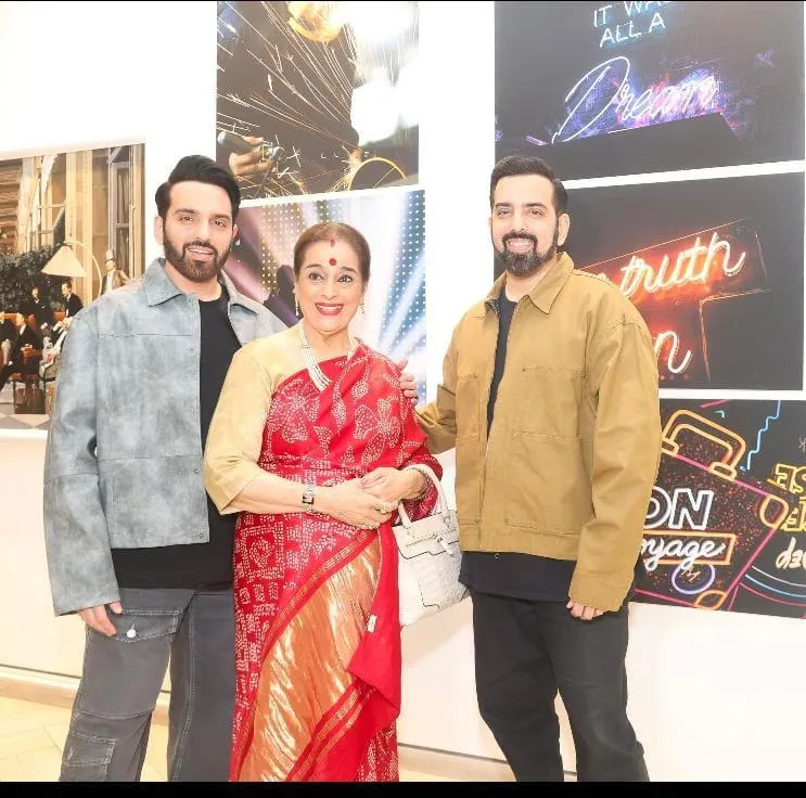 Punam Sinha with her twin-sons Luv S Sinha and Kussh S Sinha at HoC -Art of Confluence show
