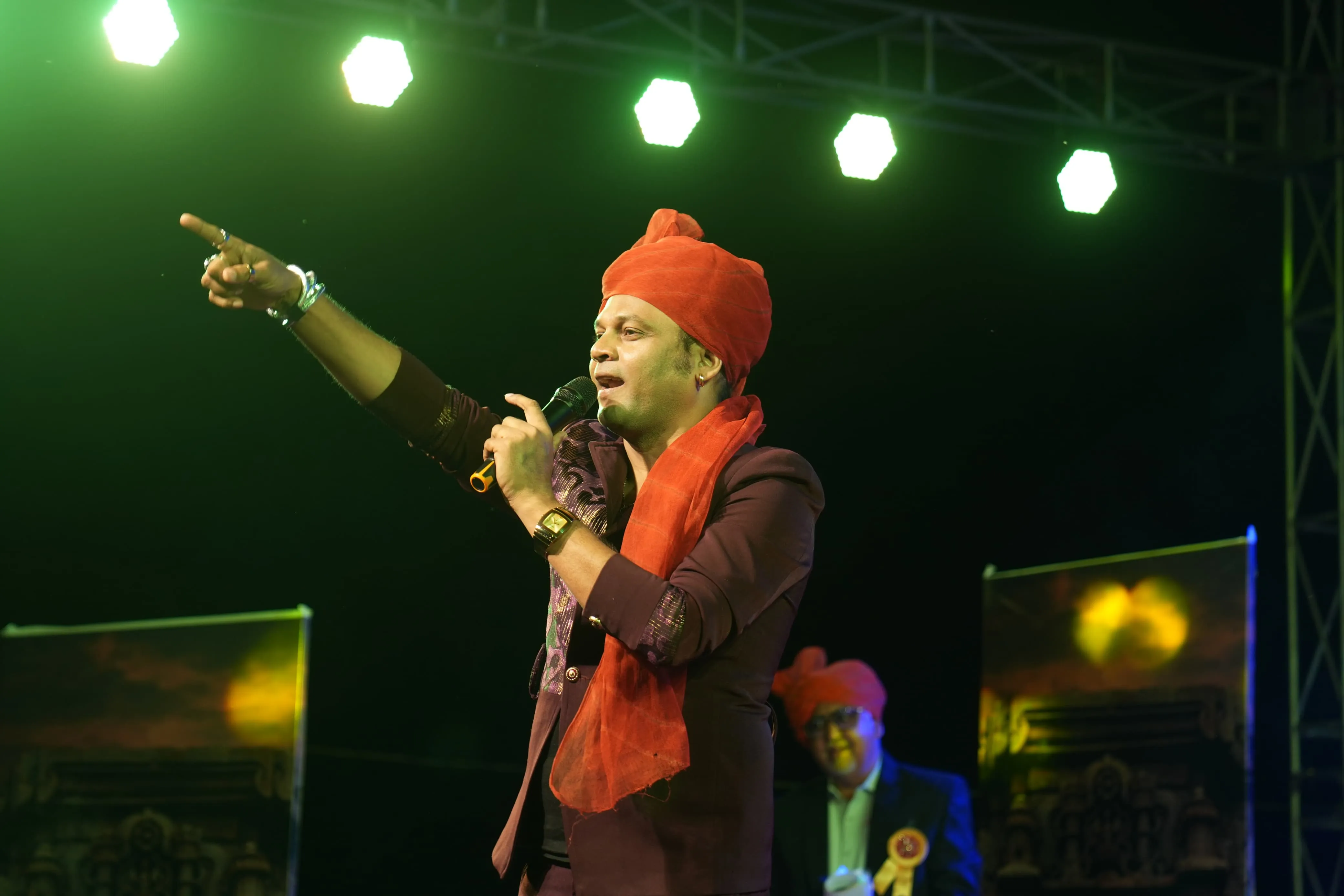 Singer Prakash Tiwari Madhur who has done 2500 stage shows has given playback for the first time for the Hindi film Bombay