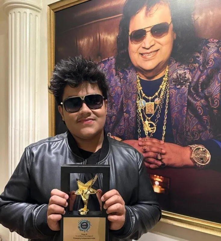 Rego B poses below portrait of legend grandpa Bappi Lahiri