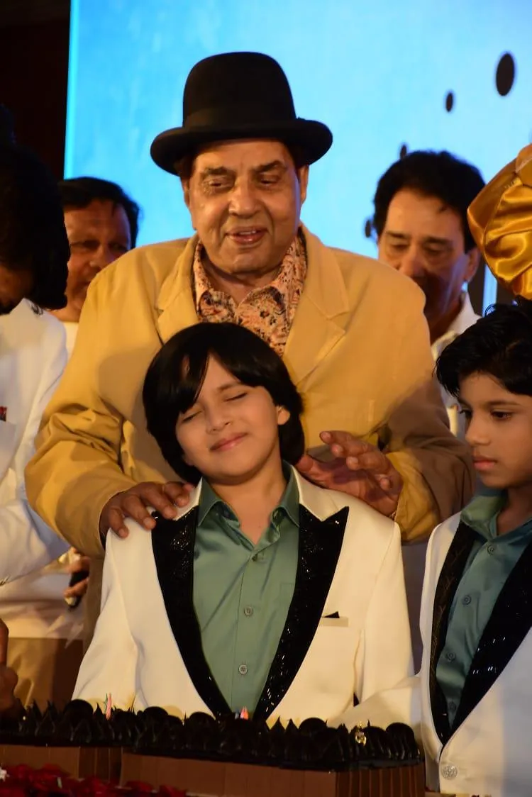 Dharmendra showers pyaar-apnapan