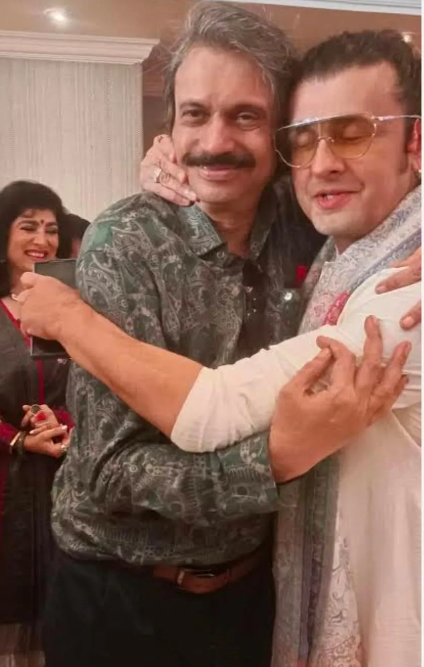 Sonu Nigam warmly hugs sr journalist Chaitanya Padukone