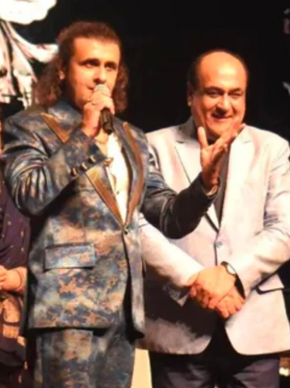 Sonu Nigam performs in presence of Shahid Rafi