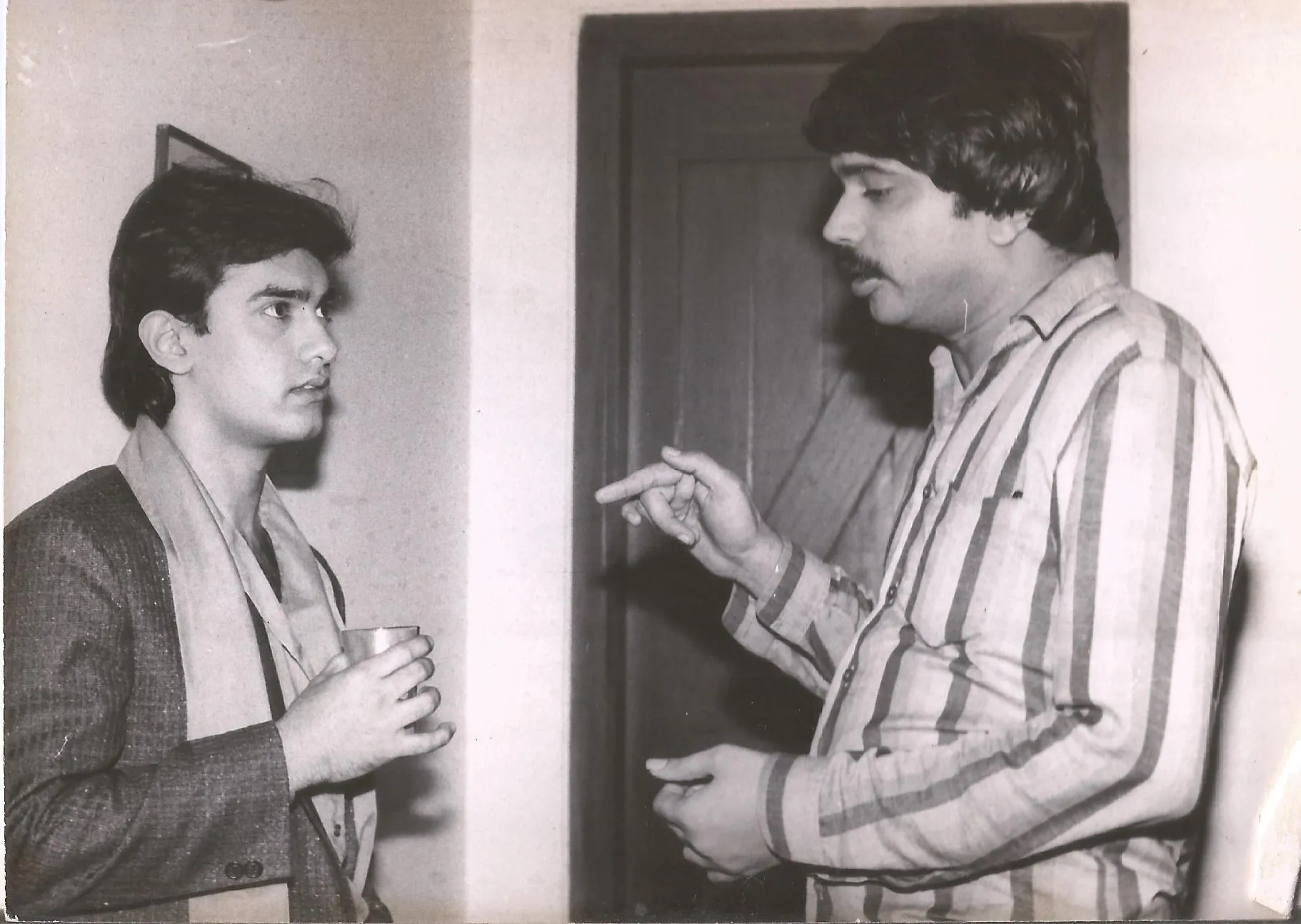 Aamir Khan chats with journalist Chaitanya Padukone during earl0006