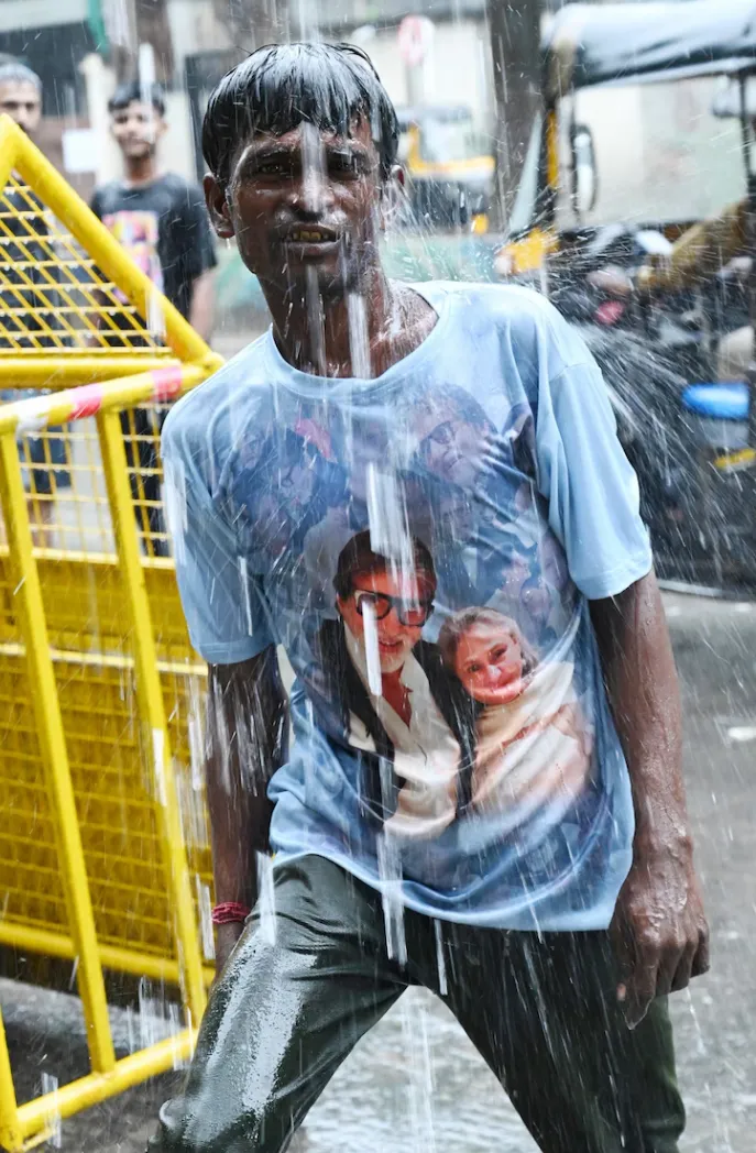 Amitabh Bachchan REACTS As Fans Brave Heavy Rain