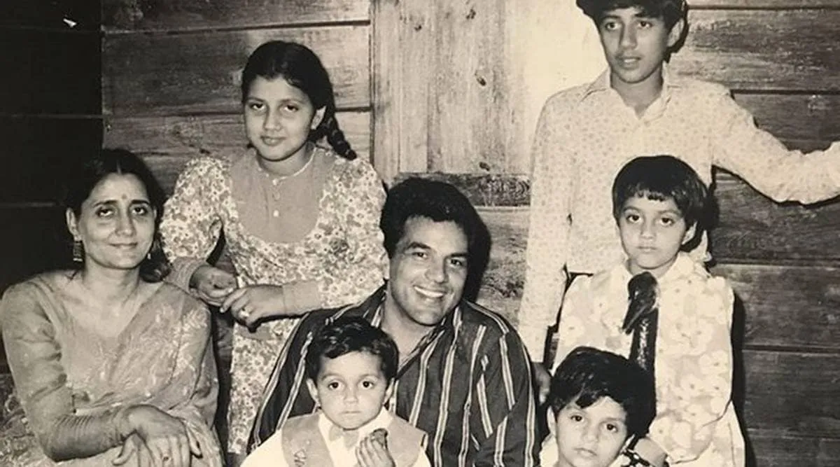 Dharmendra poses with wife Prakash Kaur, daughters Ajeeta, Vijayta in this  rare family pic shared by Bobby Deol | Bollywood News - The Indian Express