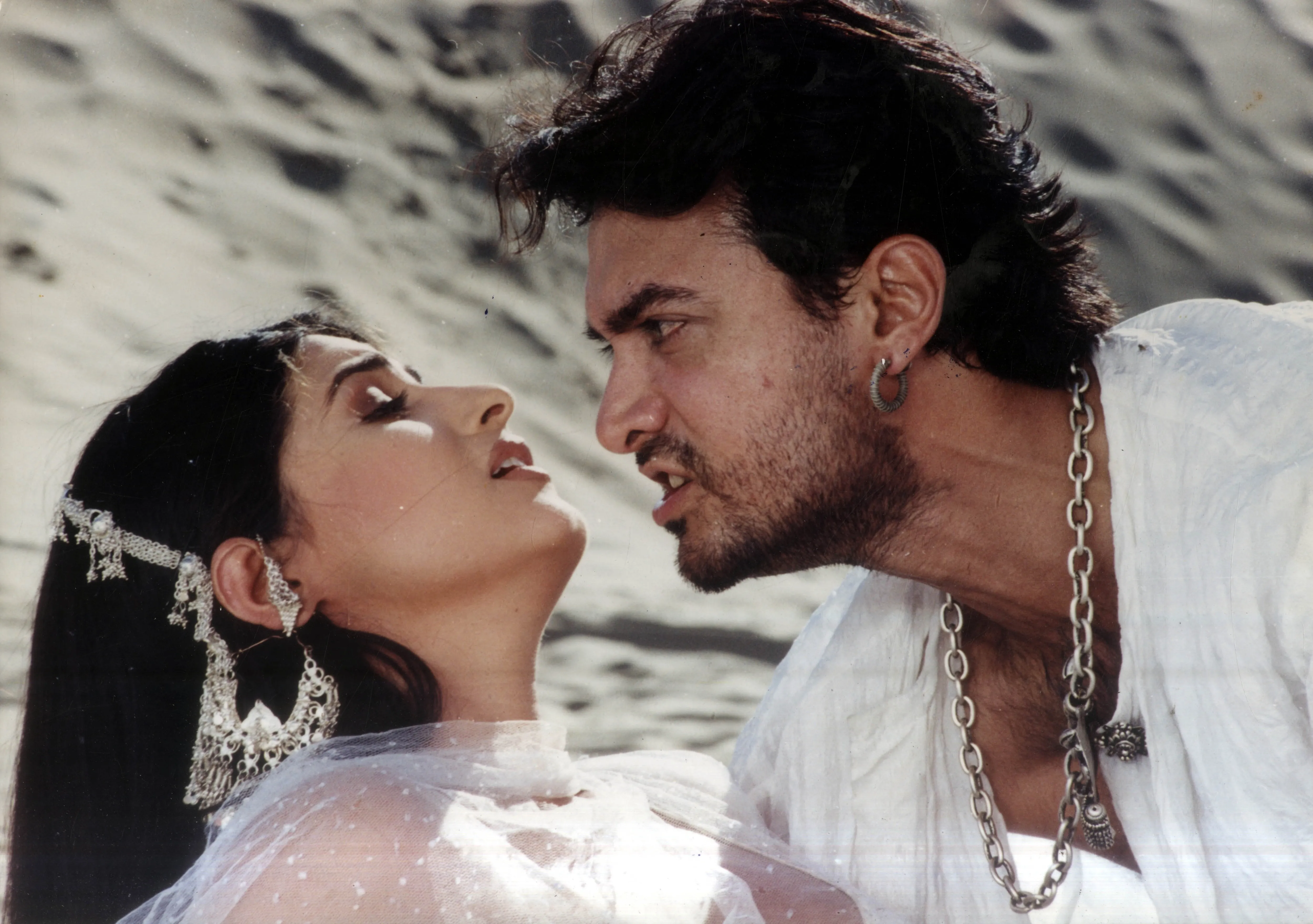 Twinkle Khanna couldn't carry a movie on her shoulders, she was not right  for Mela': Suneel Darshan had 'no choice' but to give in to Aamir Khan's  demands | Bollywood News -