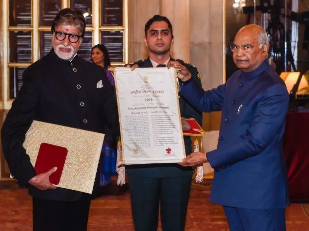Amitabh Bachchan awarded Dadasaheb Phalke Award by President Kovind | Amitabh Bachchan experimenting with new roles