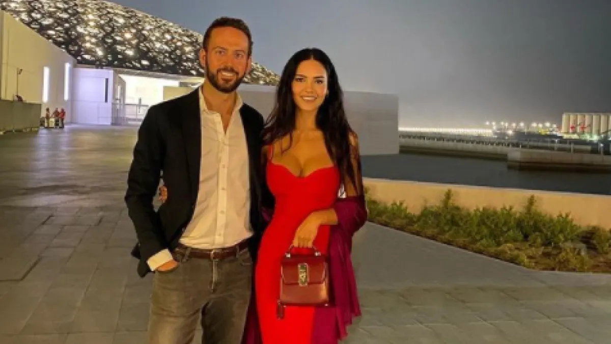 Esha Gupta ने स्पैनिश बॉयफ्रेंड Manuel Campos Guallar संग शेयर की फोटो,  फैंस बोले 'गॉर्जियस कपल' - esha gupta poses with boyfriend manuel campos  guallar shares adorable photo tmov - AajTak