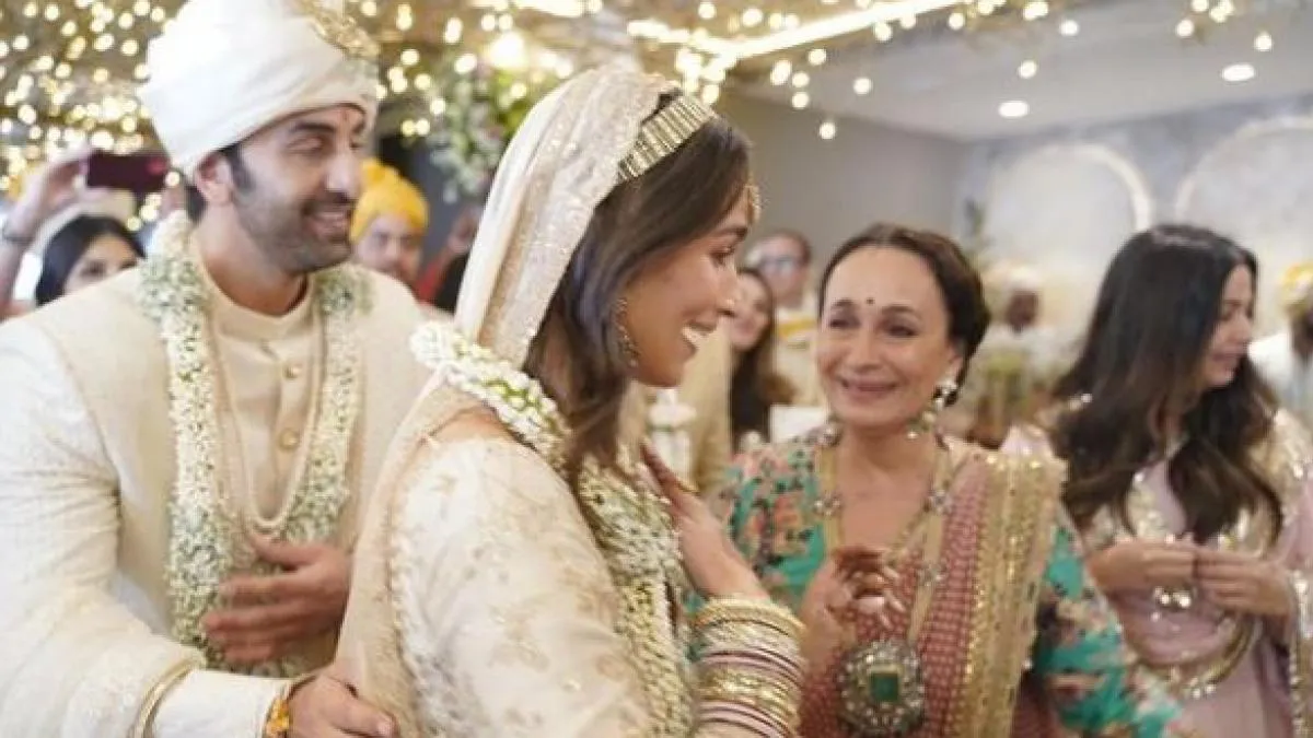 When mother Soni Razdan got emotional at daughter Alia's wedding, is this picture of her farewell? - Mom Soni Razdan gets emotional at Ranbir Kapoor and Alia Bhatt's wedding, see pic