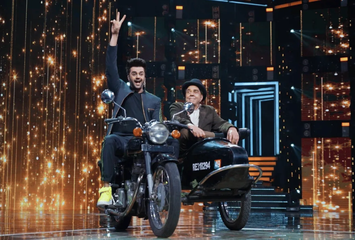 Dharmendra Perform With Manish Paul Sholay Song Yeh Dosti Hum Nahi Todenge  - Entertainment News: Amar Ujala - 45 साल बाद भी कायम है शोले के वीरू का  जलवा, स्कूटर पर बैठते